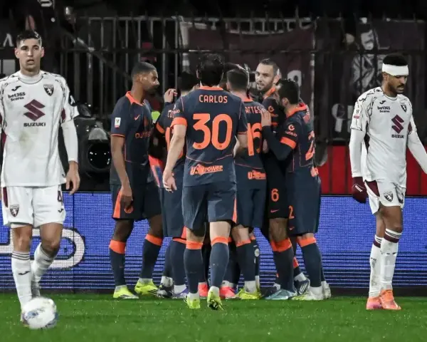 Piłkarze Interu Mediolan świętują bramkę, podczas gdy zawodnicy Torino FC patrzą zrezygnowani.