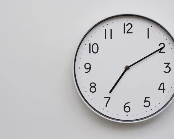 Biały zegar ścienny pokazuje 07:33. Czas płynie, a znaczenie 0330 może być kluczem do czegoś ważnego.