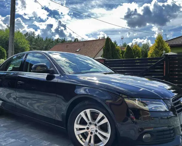 Czarne Audi A4 B8 2.0 TDI lśni w słońcu. Zastanawiasz się, ile oleju do Audi A4 B8 2.0 TDI potrzebujesz?