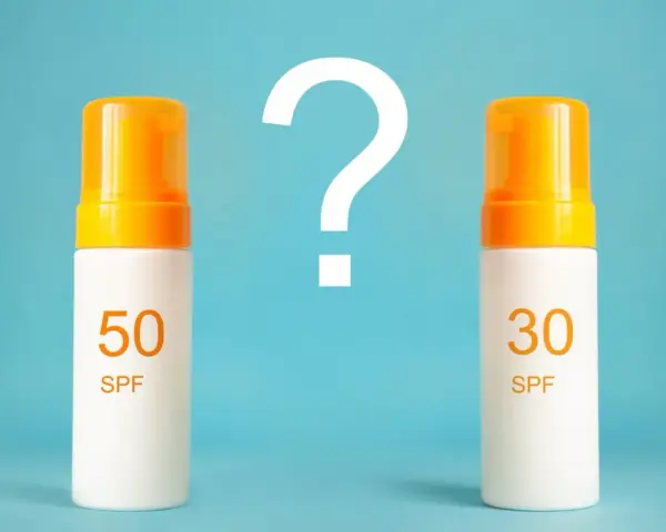 Dwie butelki kremu z filtrem: SPF 50 i SPF 30. Który wybrać? Sprawdź, spf co to znaczy i jak chronić skórę.