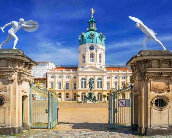Pałac Charlottenburg w stylu **rococo**, z rzeźbami i złotymi bramami, zaprasza do zwiedzania.