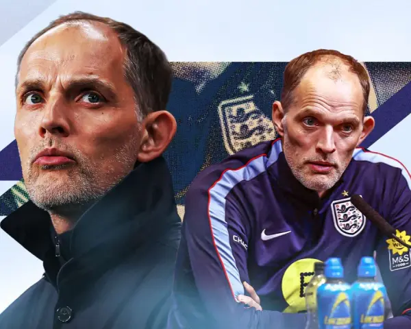 Thomas Tuchel, con su mirada intensa, parece reflexionar sobre la seleccion de Inglaterra. Viste una chaqueta oscura y un chándal con el escudo inglés.
