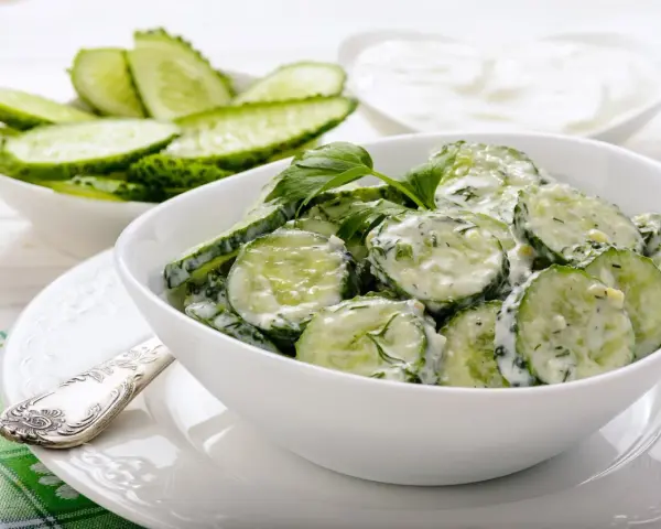 Lekka mizeria z ogórków w sosie jogurtowym, idealna na lato. Niskie mizeria kcal.