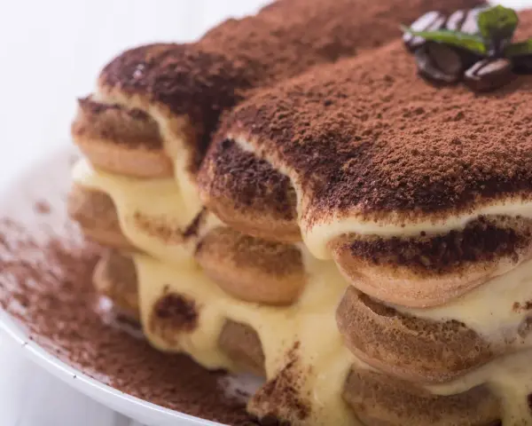 Pyszne tiramisu z kremem i kakao. Idealne biszkopty do tiramisu to podstawa tego klasycznego deseru.