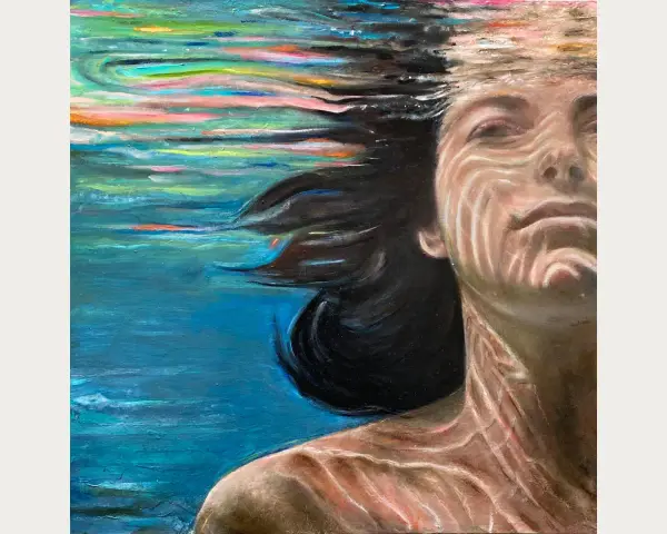 Visage d'une personne sous l'eau, cheveux noirs flottant, dans un fond marin aquarelle aux couleurs vives.