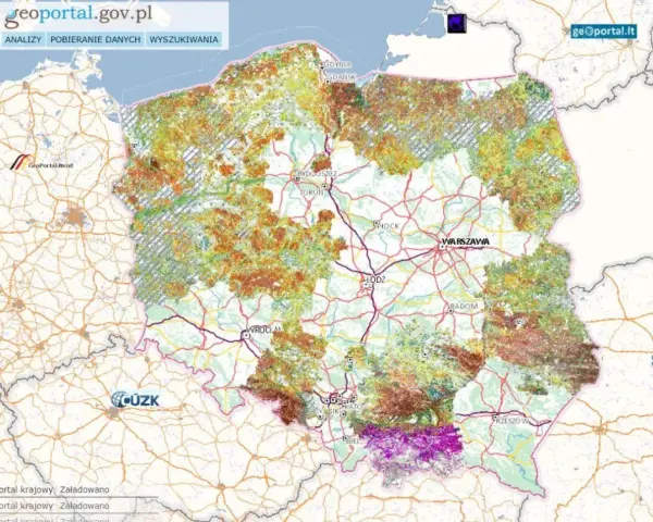 Mapa Polski z danymi z geoportal.gov.pl. Widoczne miasta: Warszawa, Wrocław, Gdańsk. Kolorowe plamy wskazują różne typy pokrycia terenu.