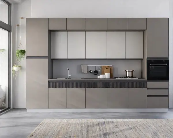 Cucina zen con mobili lineari, piano in quarzo, elettrodomestici integrati e piante che creano un'atmosfera rilassante.