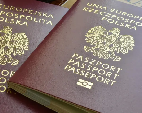 Dwa polskie paszporty z godłem orła. Dokumenty te należą do najsilniejszych paszportów na świecie, otwierając drzwi do wielu krajów.