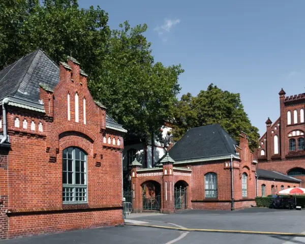 Ceglana architektura Sopotu, z charakterystycznymi detalami i bramą.