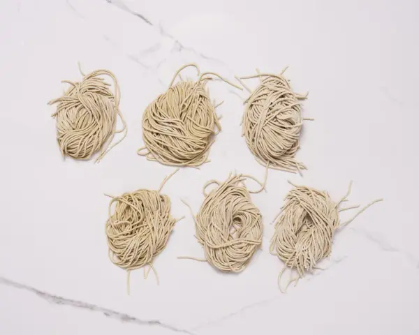 Jak ugotować makaron ramen idealnie, unikając sklejania i błędów