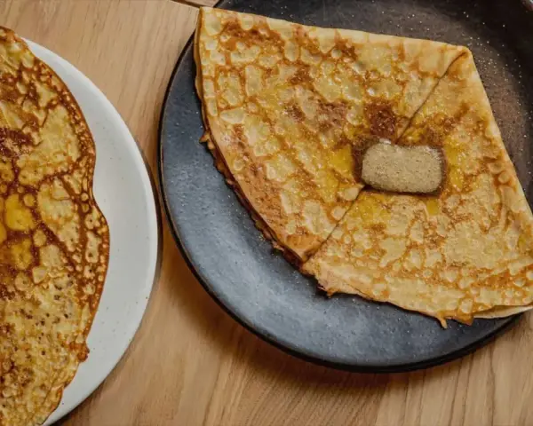 Crêpes dorate con burro fuso e zucchero, un classico per sapere cosa mangiare a Parigi.