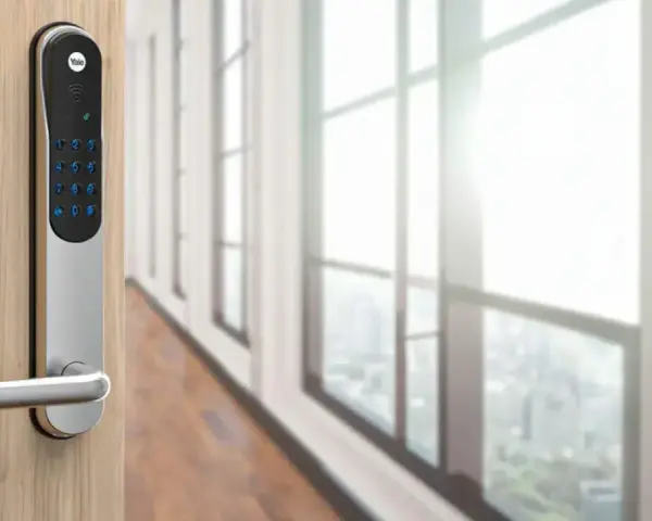 Säkerhet och bekvämlighet med Yale doorman automatisk låsning. Ett modernt lås på en trädörr.