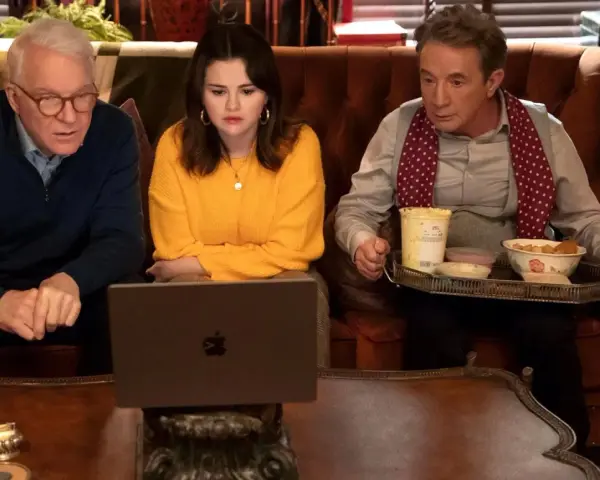 Steve Martin, Selena Gomez i Martin Short analizują dowody na laptopie. Czy to zapowiedź zbrodnie po sąsiedzku sezon 5?