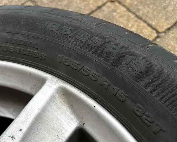 Oznaczenie opon 185/55 R 15. Widoczna jest też informacja "RADIAL TUBELESS" oraz indeks nośności i prędkości 82T.
