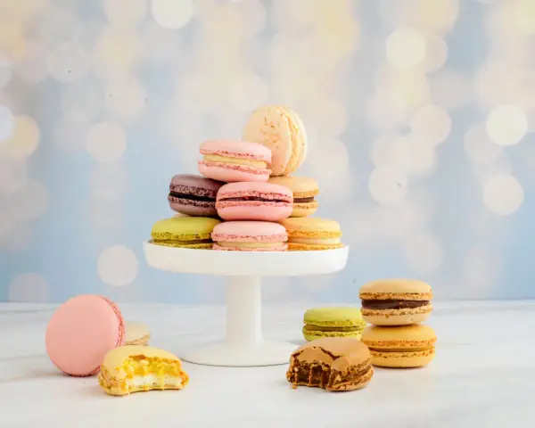 Bunte Macarons auf einem weißen Tortenständer, ein leckeres Macarons rezept zum Nachmachen.