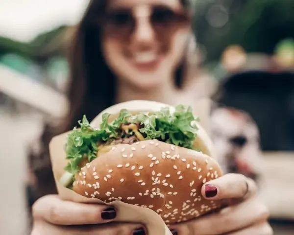 Hamburger: Ile ma kalorii? Fast-food vs. fit wersja wybierz mądrze!