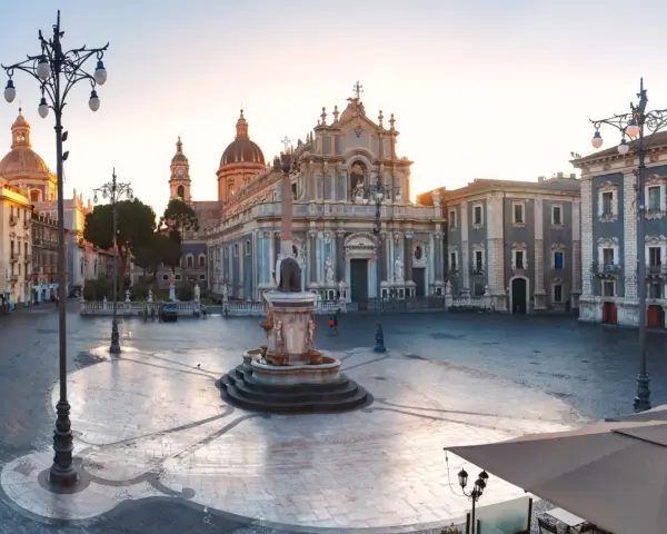 Piazza del Duomo w Katanii o wschodzie słońca. Czy w Katanii jest bezpiecznie? Tak, plac wygląda na spokojny i pusty.