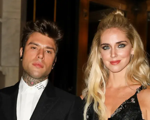 Chiara Ferragni i Fedez pozują do zdjęcia. Ona ma blond włosy upięte w kok, a on tatuaże na szyi.