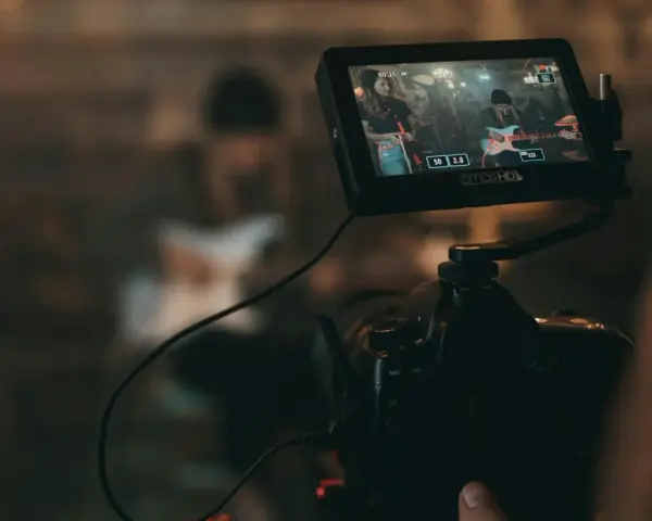 Kamerafilmung einer Band für die Sync-Lizenzierung. Auf dem Monitor ist eine Frau mit Gitarre zu sehen.