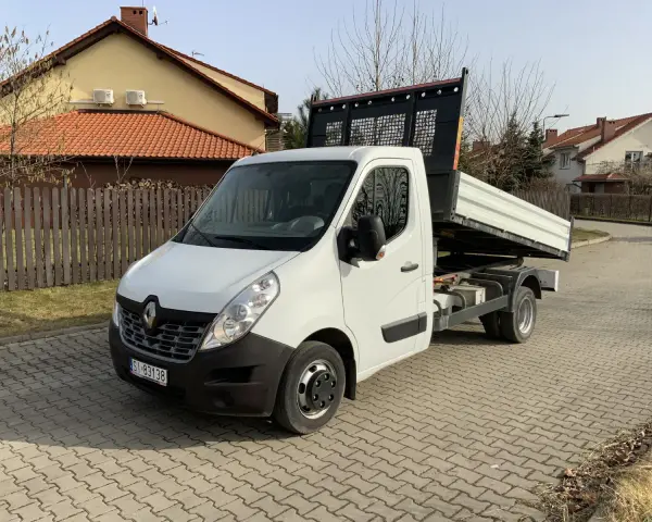 Biała wywrotka Renault Master gotowa do pracy. Idealna do transportu materiałów budowlanych. Wynajem wywrotki bez kierowcy to wygoda i oszczędność.