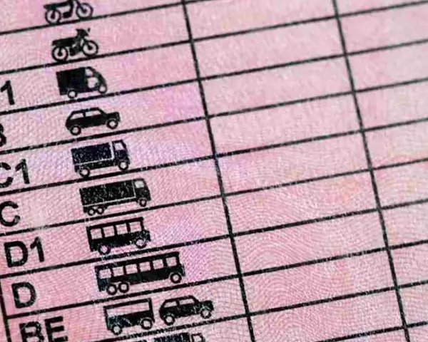 Detalle de un carnet de moto con el de coche, mostrando categorías de vehículos como camiones y autobuses.