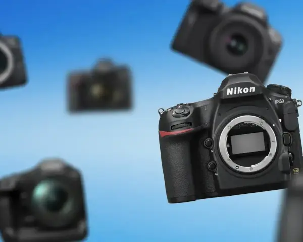 Kilka aparatów fotograficznych Nikon różnych modeli unoszących się na niebieskim tle.