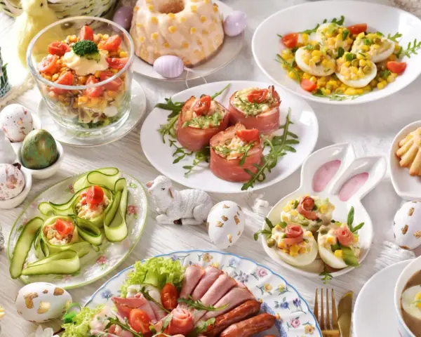 Wielkanocne potrawy: jajka faszerowane, roladki z szynki, sałatki, babka, kiełbaski i żurek.