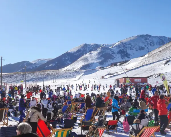 Folla di sciatori e turisti a Roccaraso, godendosi la splendida giornata di sole e l'alta altitudine.