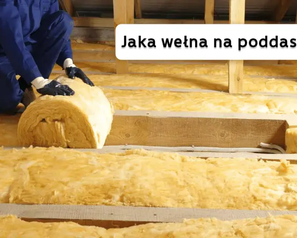 Ocieplanie poddasza najlepszą wełną mineralną. Pracownik układa rolkę izolacji.