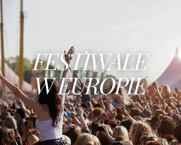 Tłum ludzi na jednym z największych festiwali muzycznych w Europie, z rękami w górze i butelkami w dłoniach.