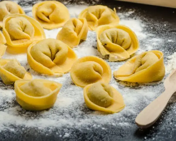 Z czym podać tortellini, aby zachwycić smakiem i prostotą?