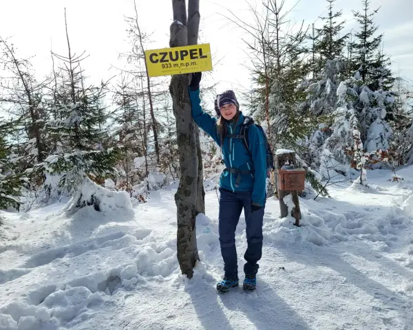 Dziewczyna na szczycie Czupel, 933 m n.p.m. Zimowa trasa w śniegu, piękne widoki.