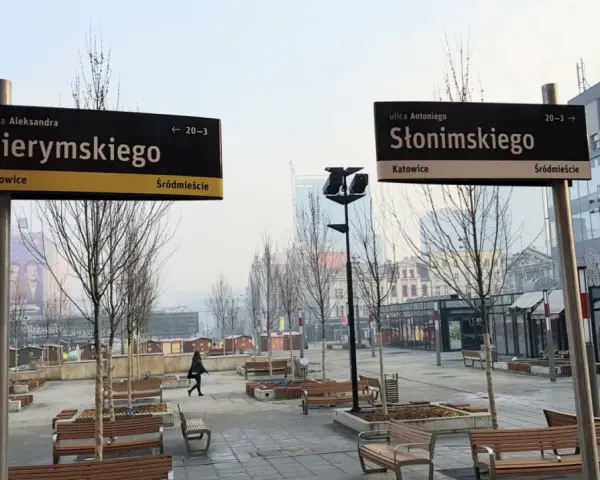 Znaki uliczne w Katowicach: Gierymskiego i Słonimskiego. Miejsce z ławkami i drzewami, idealne na sk rejestracja.