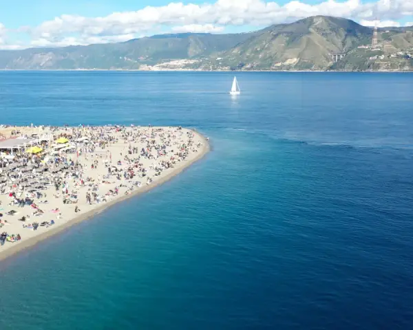 Spiagge Messina: Guida Ionio & Tirreno per Vacanze Perfette