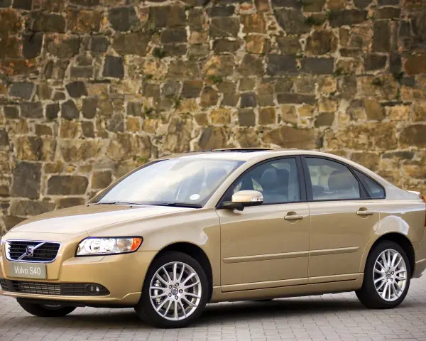 Złoty sedan Volvo S40, silnik 1.8 benzyna. Potencjalne wady tego modelu to m.in. wysokie spalanie.