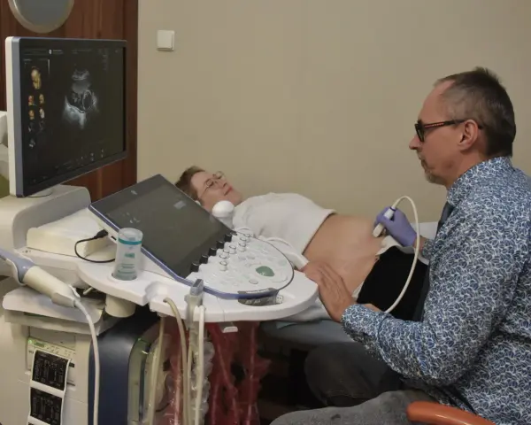 Lekarz wykonuje usg 3 trymestru. Na ekranie widać obraz dziecka.