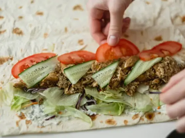 Ile kalorii ma kebab w tortilli z kurczakiem? Sprawdź, co zyskujesz!