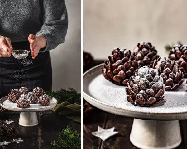 Schokoladen-Tannenzapfen-Kekse werden mit Puderzucker bestäubt. Ein festlicher Genuss, der an Tannenzapfen backen erinnert.