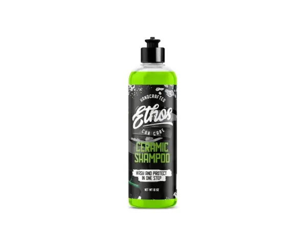 Flaska med Ethos keramiskt schampo för biltvätt, som lovar att tvätta och skydda bilen i ett steg.