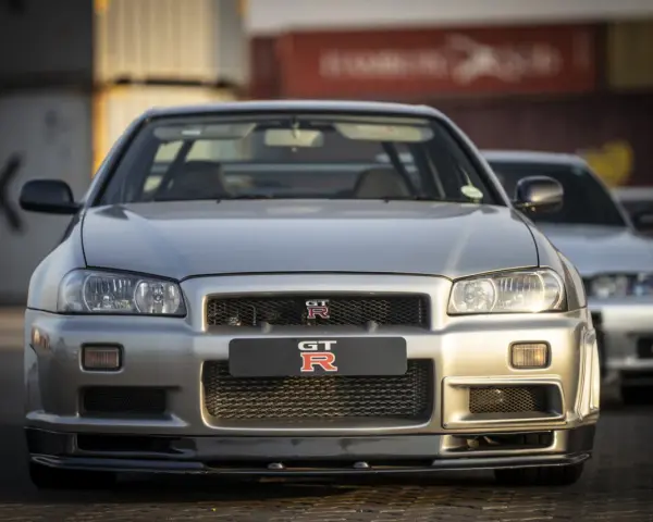 Srebrny Nissan GTR R34, ikona motoryzacji. Zastanawiasz się nad nissan gtr cena? Ten klasyk wciąż budzi emocje.