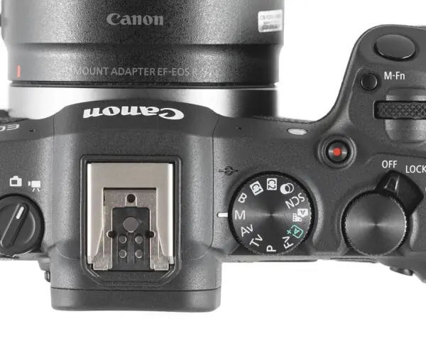 Górna część aparatu Canon R8 z widocznym pokrętłem trybów, przyciskiem M-Fn i włącznikiem. Sprawdź atrakcyjną canon r8 cena!