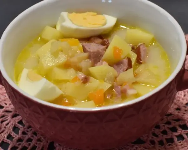 Idealne zupy na wywarze z golonki: Przepisy i triki Leonarda