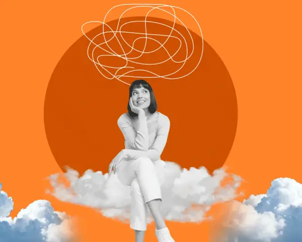 Donna sorridente seduta su una nuvola, con pensieri aggrovigliati sopra la testa. L'ansia passa da sola, lasciando spazio alla serenità.