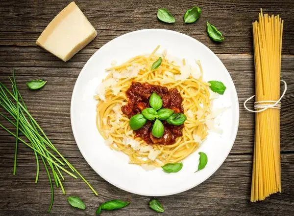 Szybkie spaghetti z sosem ze słoika - proste przepisy na obiad