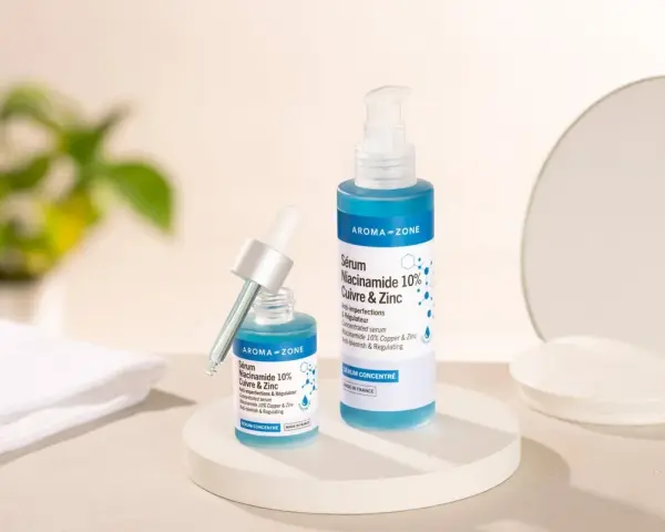 Deux flacons de sérum Aroma-Zone Niacinamide 10% Cuivre & Zinc, pour découvrir les niacinamide bienfaits sur la peau.
