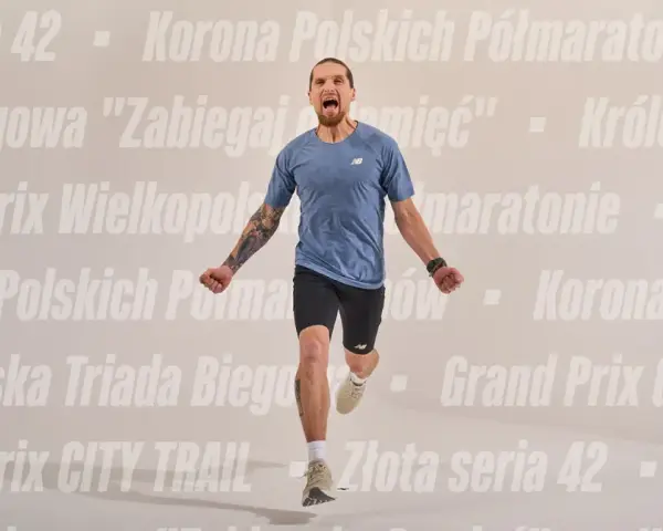 Mężczyzna w stroju sportowym biegnie, krzycząc z radości. Tło ozdobione nazwami biegów w Polsce, jak Korona Polskich Półmaratonów.