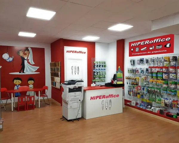 Tienda de papelería HiperOffice, ideal para quien busca qué negocio montar con 7.000 euros. Ofrece material escolar y de oficina.