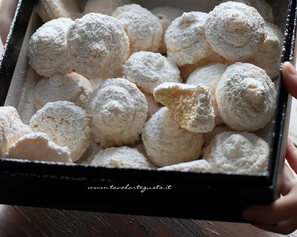 Deliziosi biscotti al cocco, soffici e ricoperti di zucchero a velo, pronti per essere gustati.