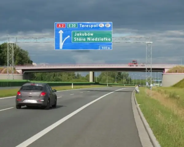 Autostrada A2 z tablicą kierunkową na Terespol, Jakubów i Starą Niedziałkę.