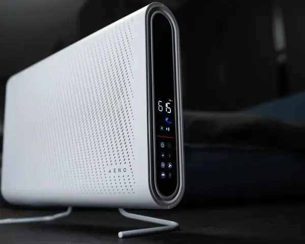 Un moderno ionizador blanco con pantalla digital, que muestra la calidad del aire y los ajustes.
